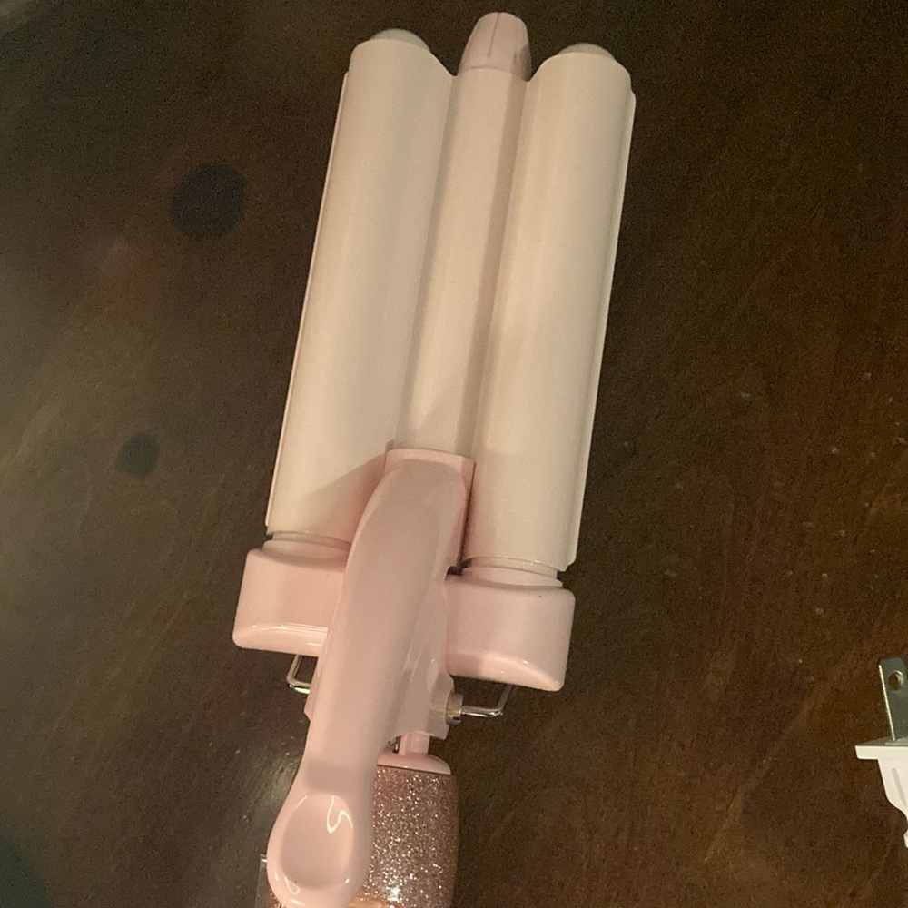 Beachwaver Triple Barrel Curling Iron 💗💗💗